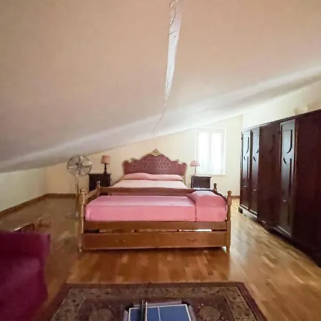 Spacious In With Garden Nyaraló