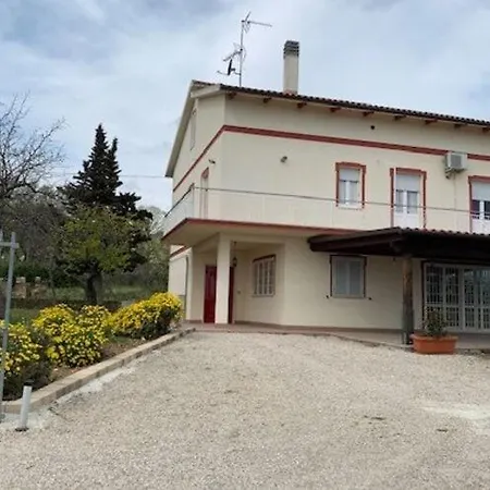Nyaraló Spacious In With Garden *